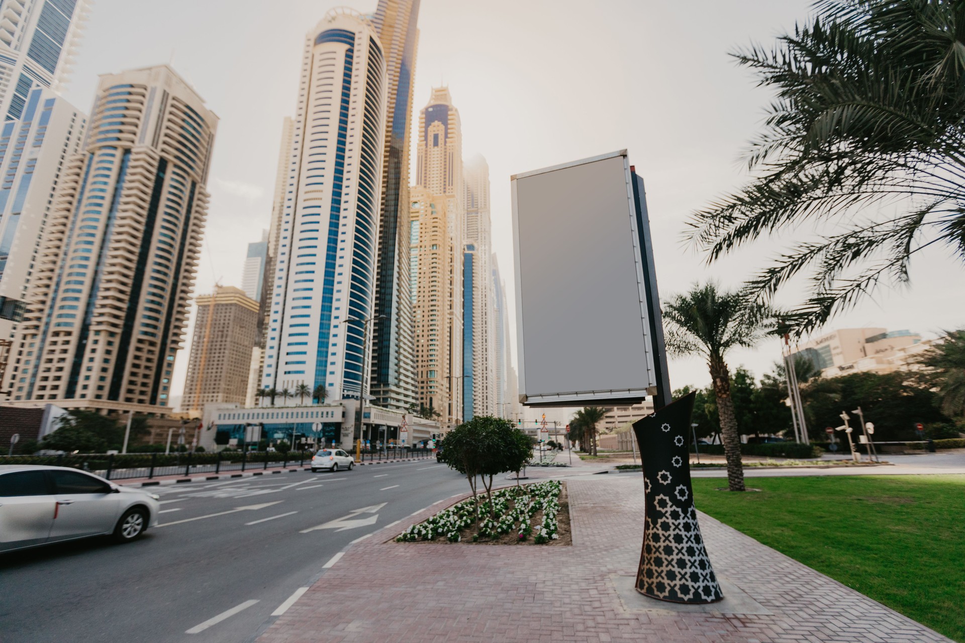 لوحة إعلانات مع مساحة للنص على خلفية ناطحات السحاب